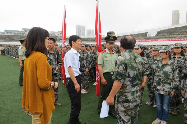 leyu(中国)领导亲切慰问军训教官及2013级军训学生